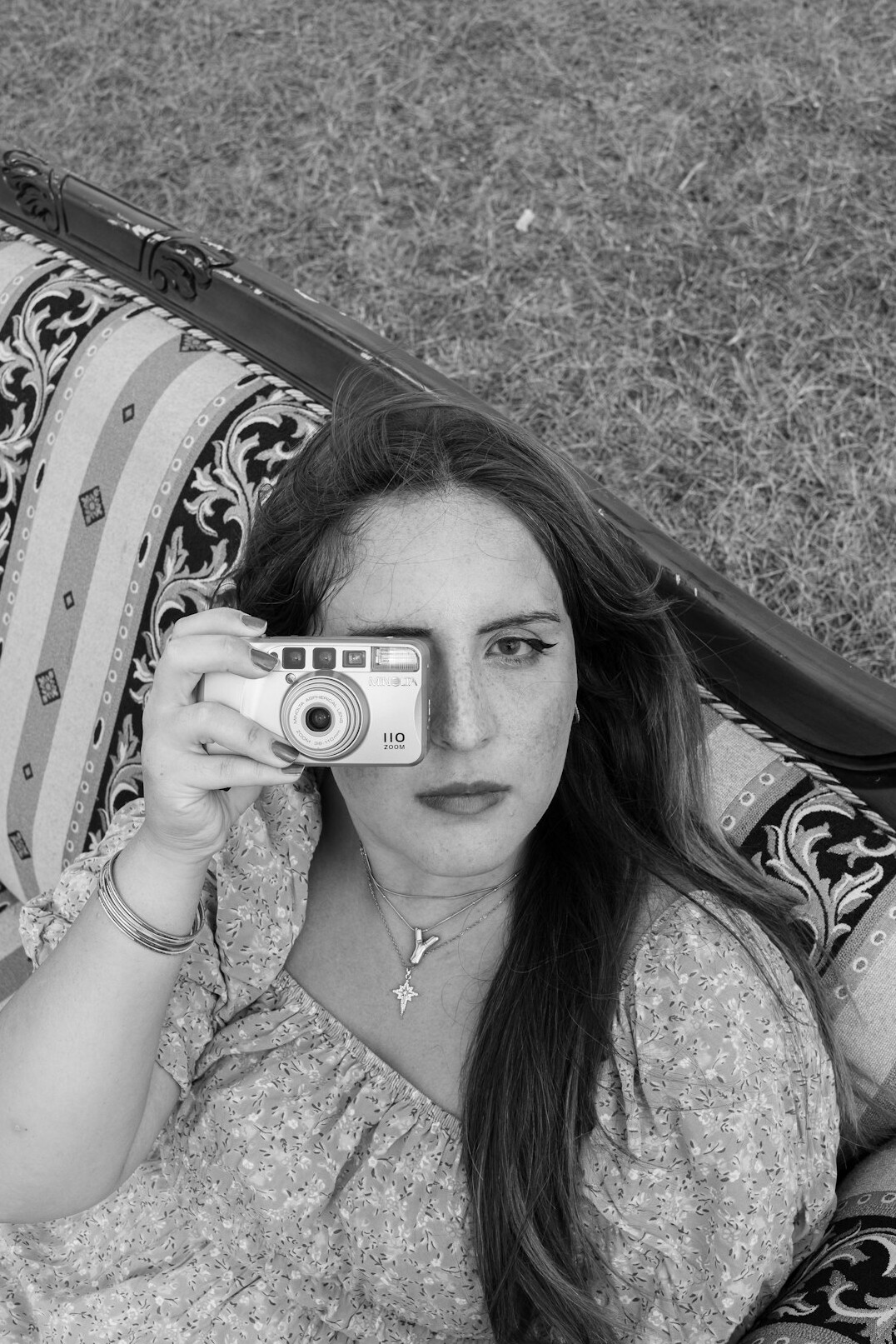 Retrato de una fotografa uruguaya con camara