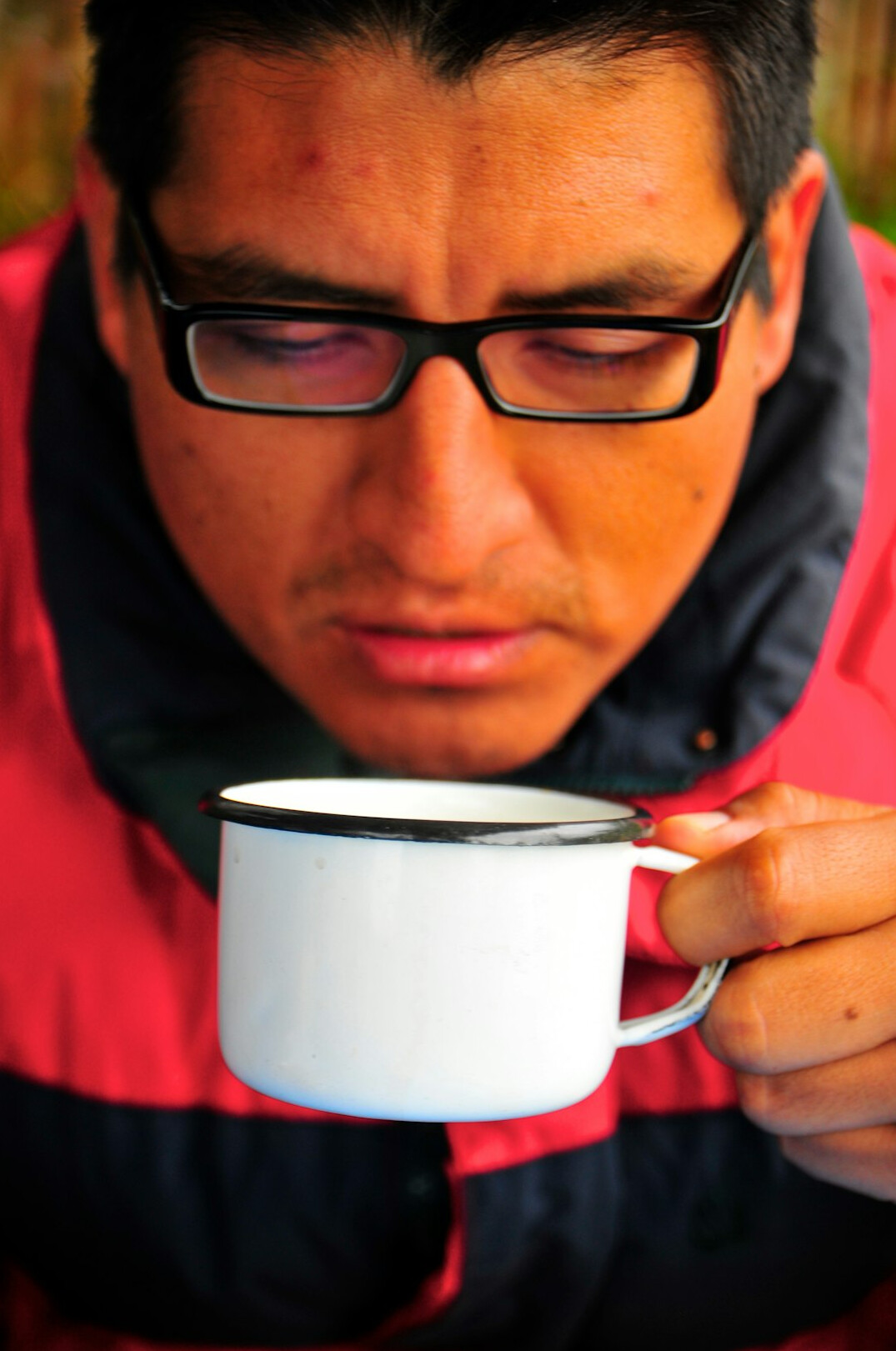 Retrato de un redactor uruguayo joven con lentes