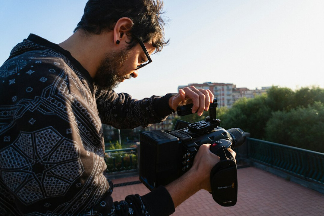 Fotografo profesional detras de escena de una sesion exclusiva