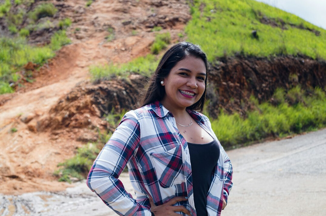 Retrato de una periodista uruguaya sonriendo en la redaccion